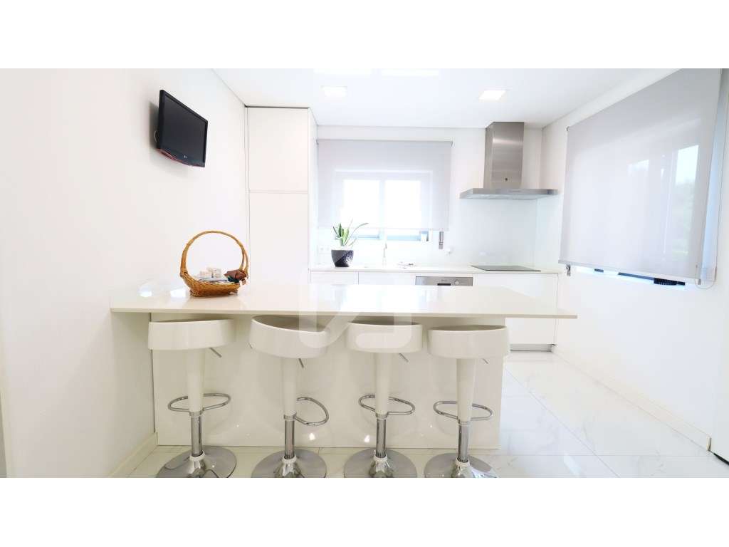 Moradia individual T4+1 com piscina, em Esmeriz-7