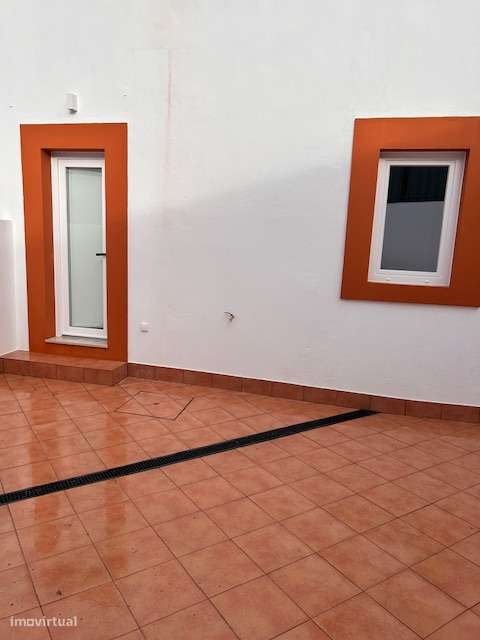 T1 COM QUINTAL EM SETUBAL TODO REMODELADO JUNTO À PRAÇA DE TOUROS - Grande imagem: 2/8