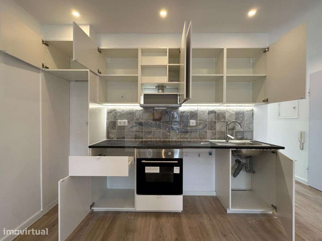 Fantástico T3 Totalmente Remodelado com elevador e varanda - Av dos... - Grande imagem: 2/27