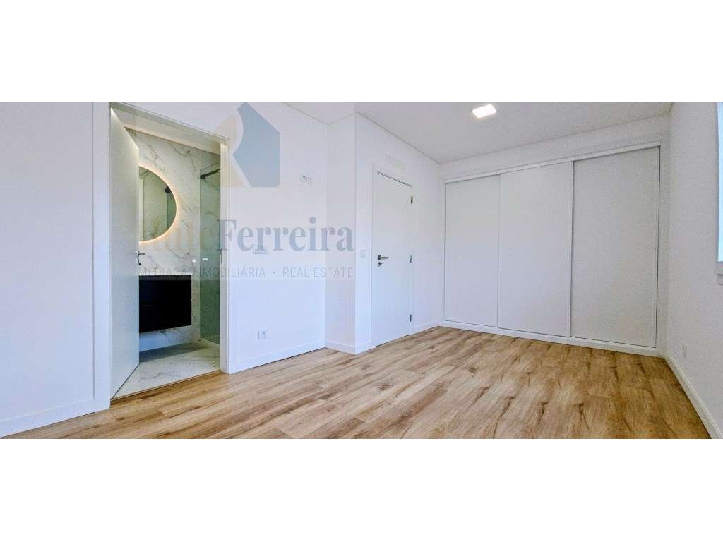 Espetacular Moradia T4 Nova, com Garagem e Logradouro!-16