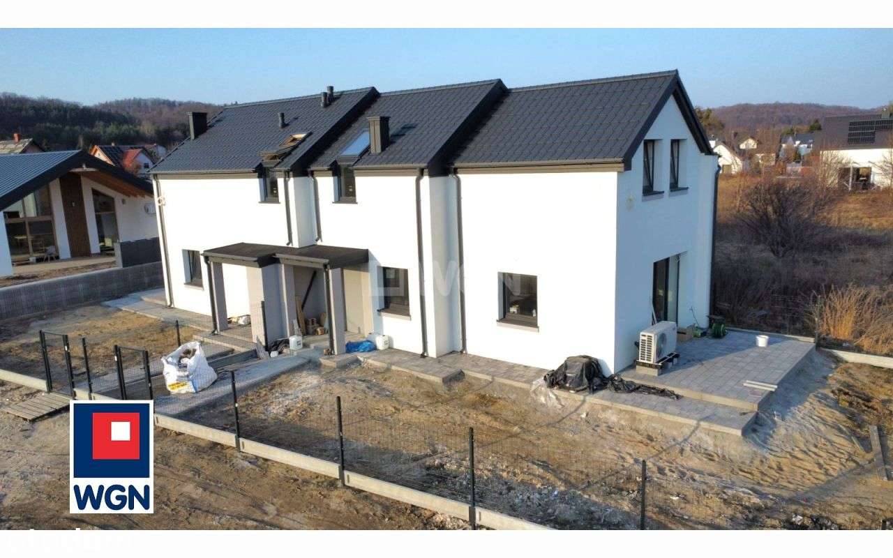 Bliźniak z pompą ciepła i ogrodem w zielonej częśc-5