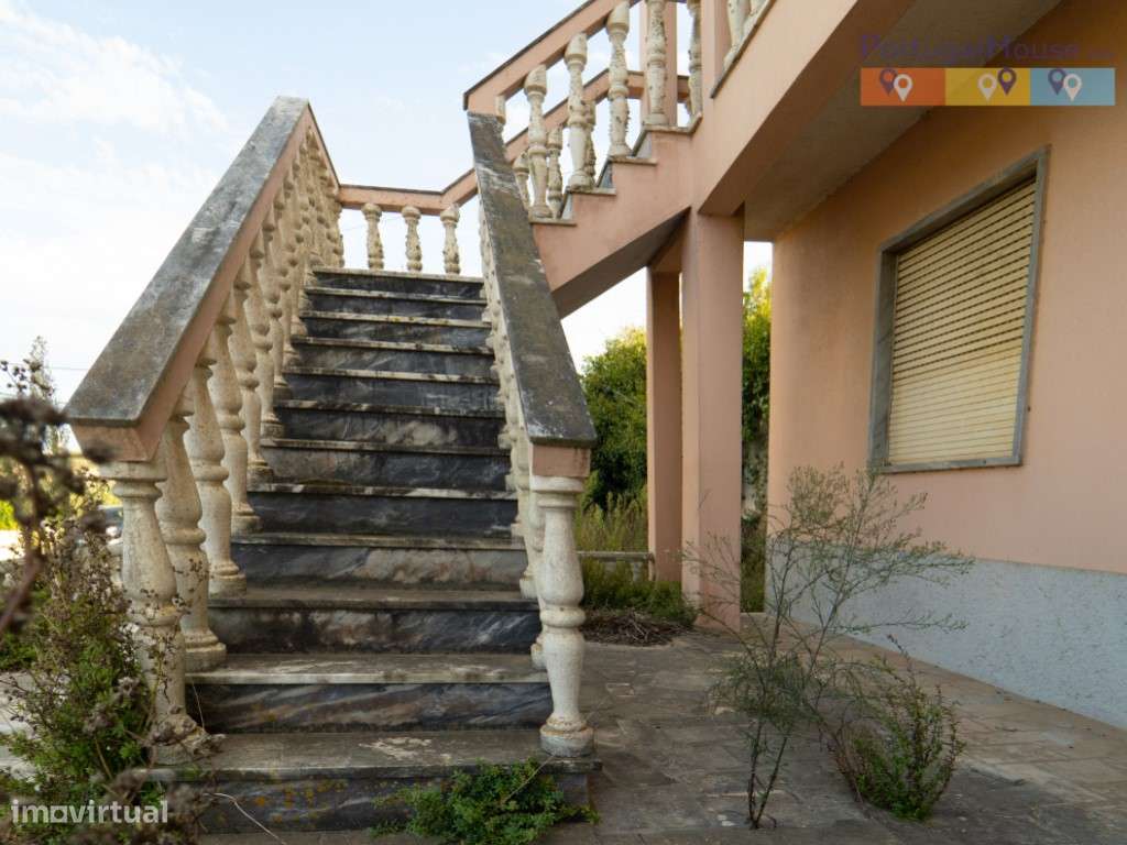 Prédio constituído por 2 apartamentos T2 com entradas independentes...-33