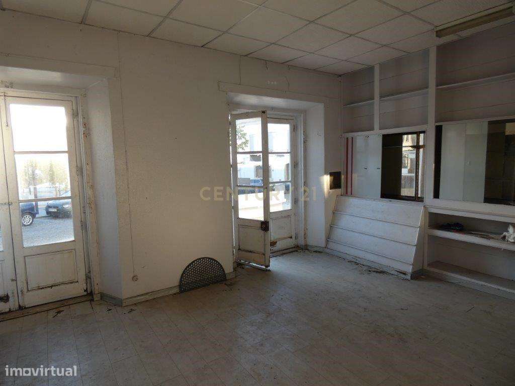 MONTEMOR-O-NOVO - Moradia que carece de obras.-7