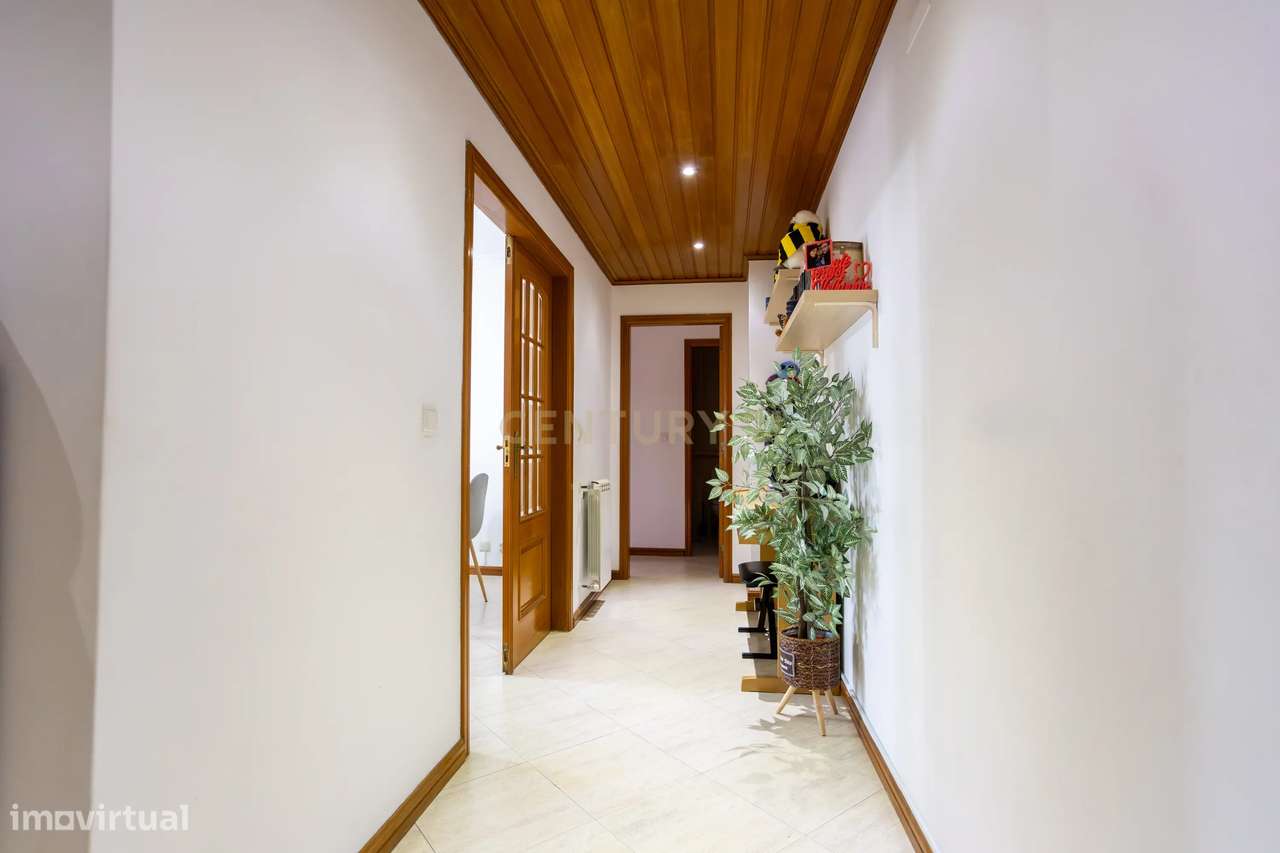 T2 com 2 casas de banho e ampla varanda-5