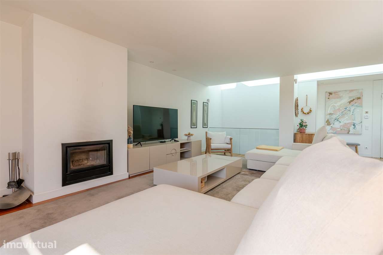 Moradia T4 com piscina, jardim e vista tranquila-3