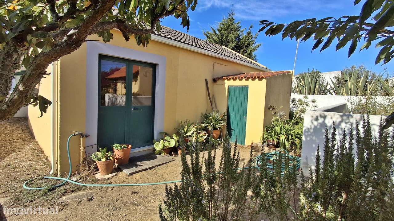 Magnífica propriedade constituída por moradia bi-familiar e armazém.-12