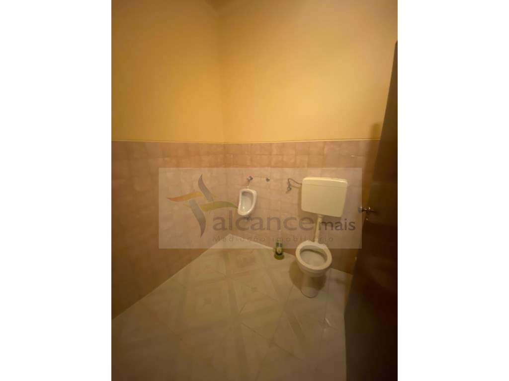 Excelente Moradia com Espaço Comercial em Vale de Vargo-6