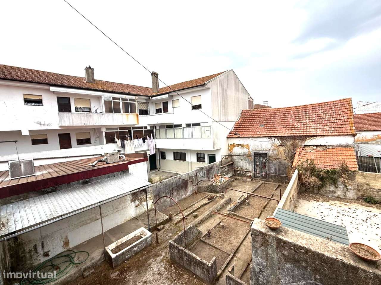 Moradia de Traça Apalaçada com Lojas  no Centro Histórico de Ovar-38