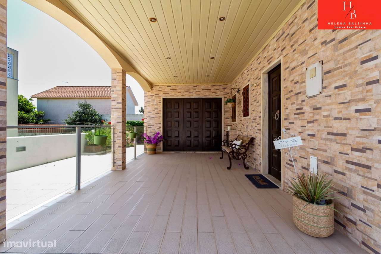 Bonita moradia V6, situada nos Casais de São Lourenço, junto à pra-56