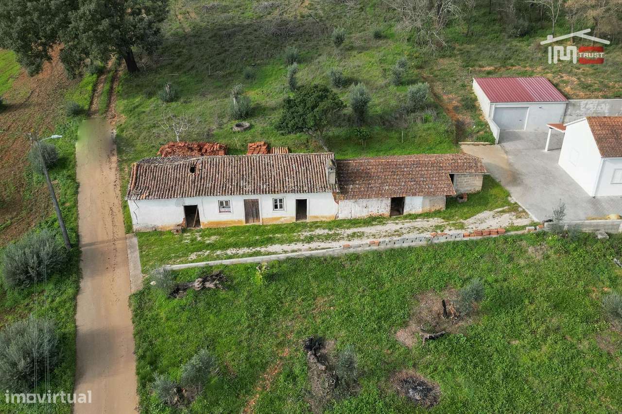 Moradia T2 térrea para restaurar com terreno 2061 m²  em Freixianda - Grande imagem: 2/33