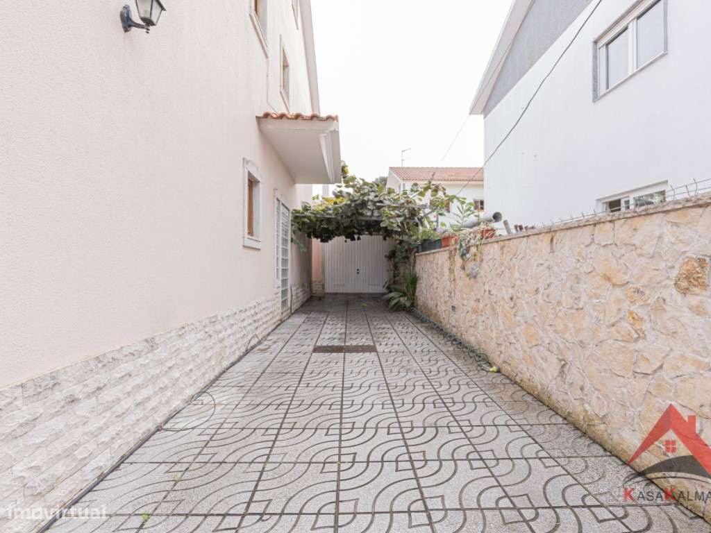 Moradia Isolada T4 com Aproveitamento de Sótão - Quinta do Conde-32