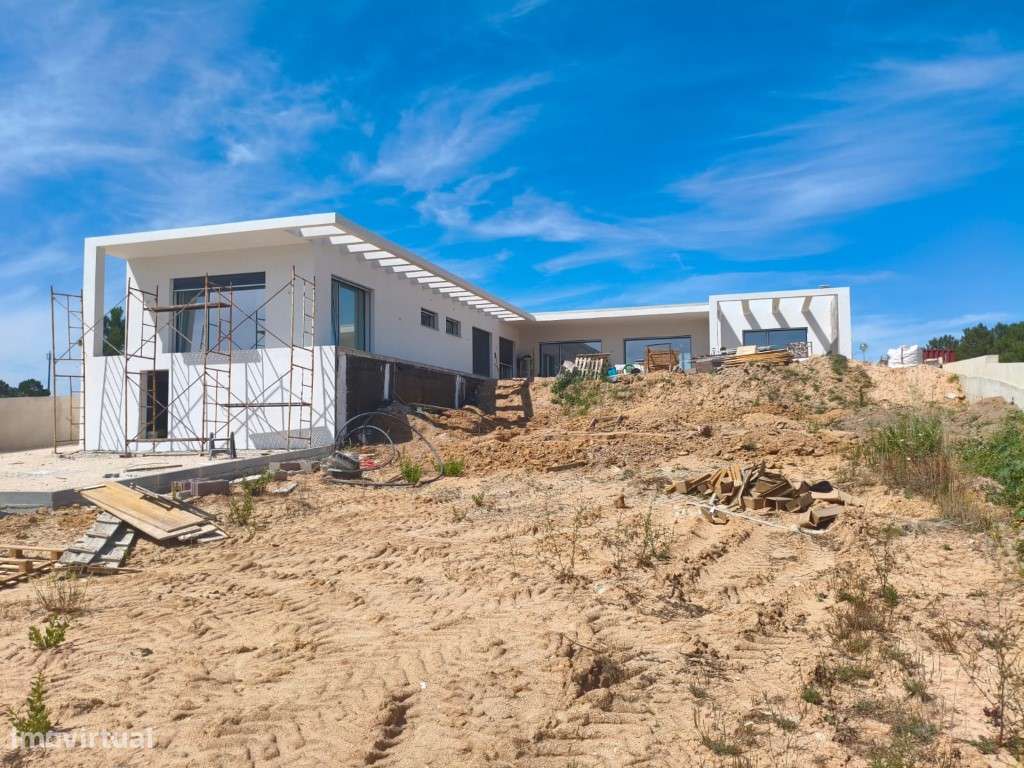 MORADIA T4 TÉRREA A ESTREAR - CASAIS DOS BRITOS - AZAMBUJA-13