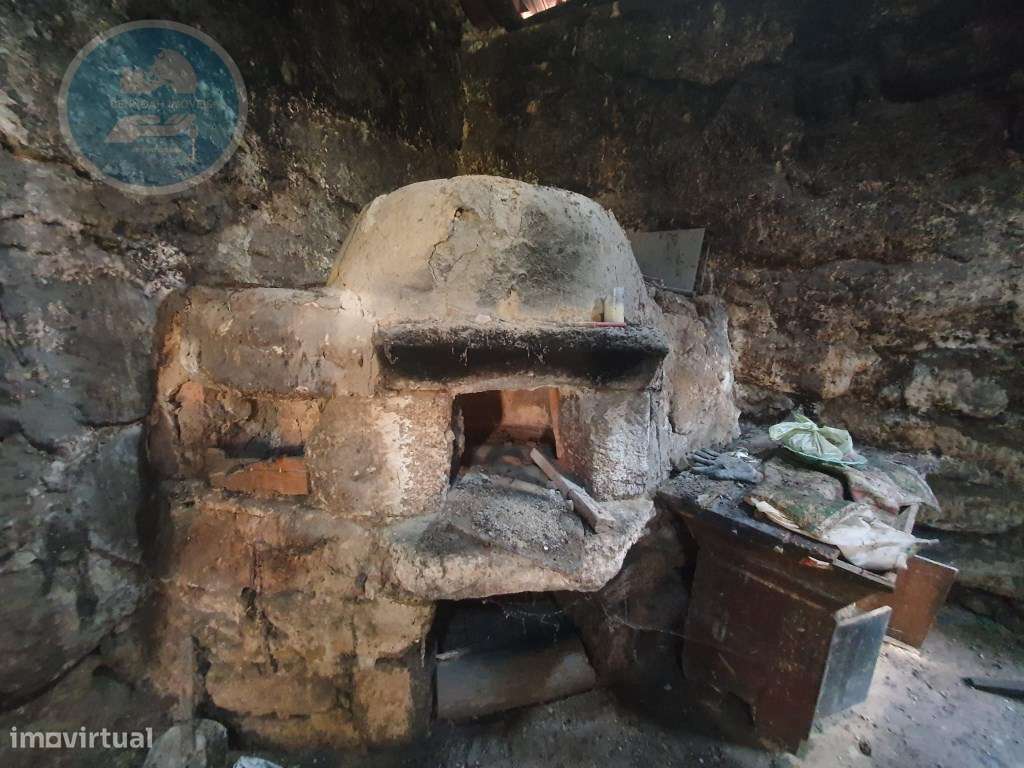 Quinta à venda para restauro em Arroteia freguesia de Rossas-22