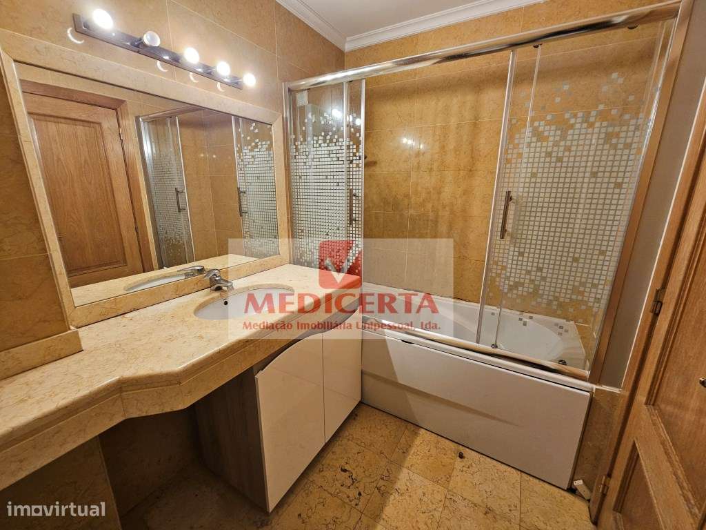 Amadora (Casas do Lago) T4 (2 Parqueamentos + Arrecadação)-7