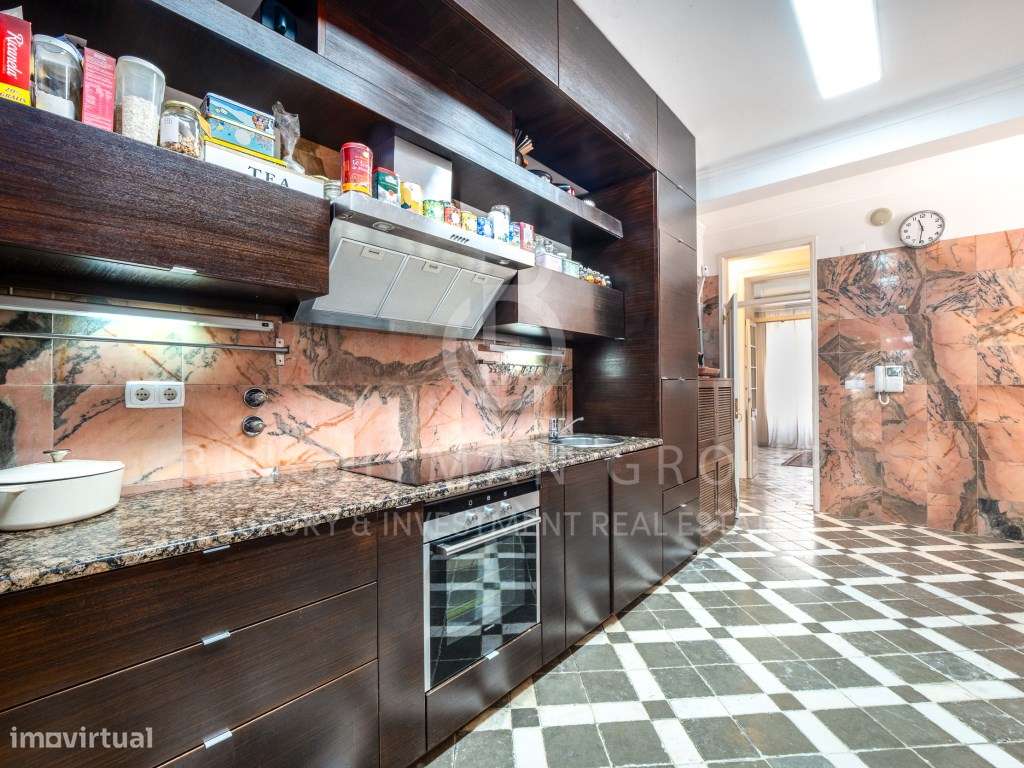 Moradia T5 com piscina em zona histórica da Parede-11