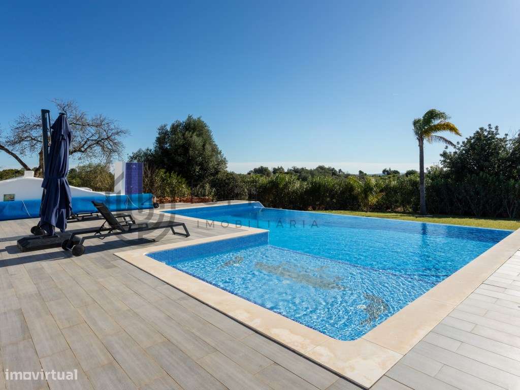 Moradia T4 com piscina infinita em terreno amplo em Silves-38