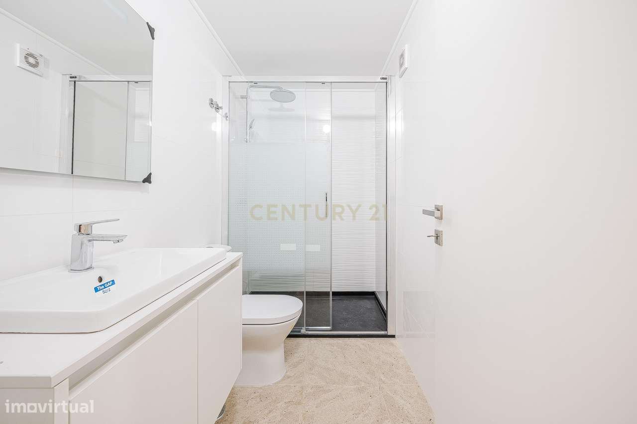 Moradia T4+1 Contemporânea com Piscina-21