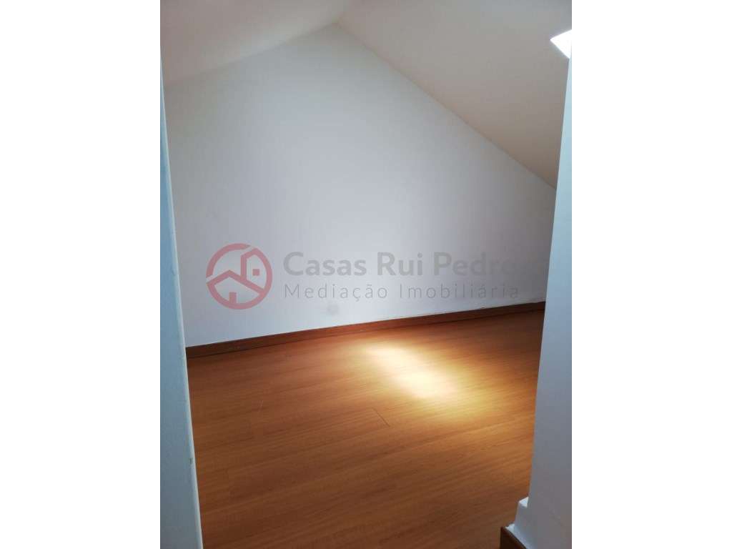 Apartamento T2 dúplex com vista rio, no Beato em Lisboa-35