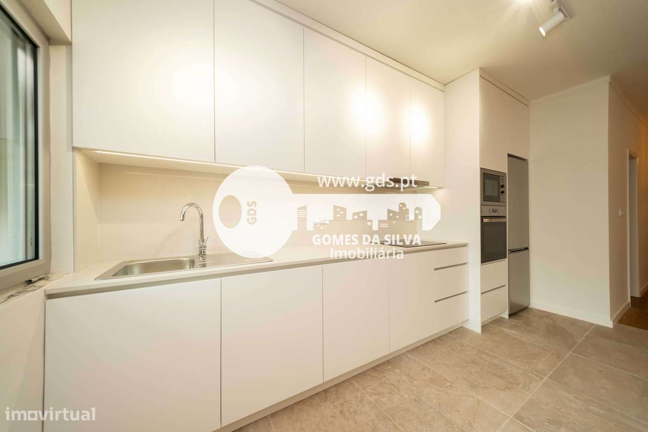 Apartamento T4 para arrendamento na Rua Conselheiro Januário - Grande imagem: 4/28