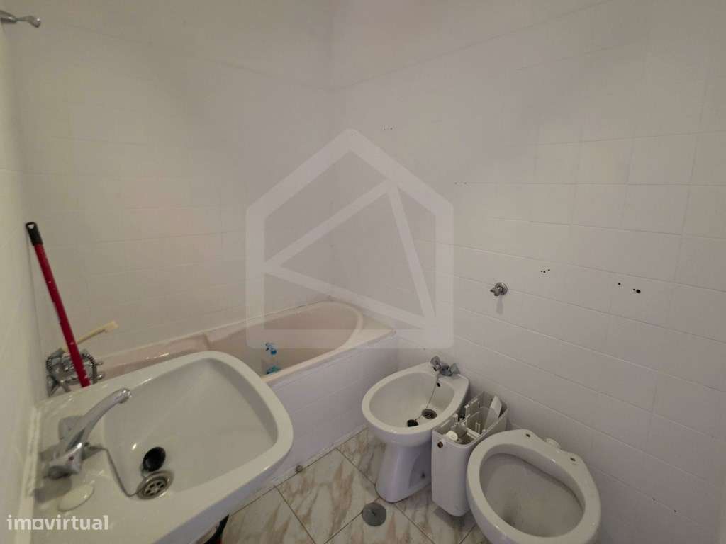 Apartamento T2 Renovado em São João da Madeira-8