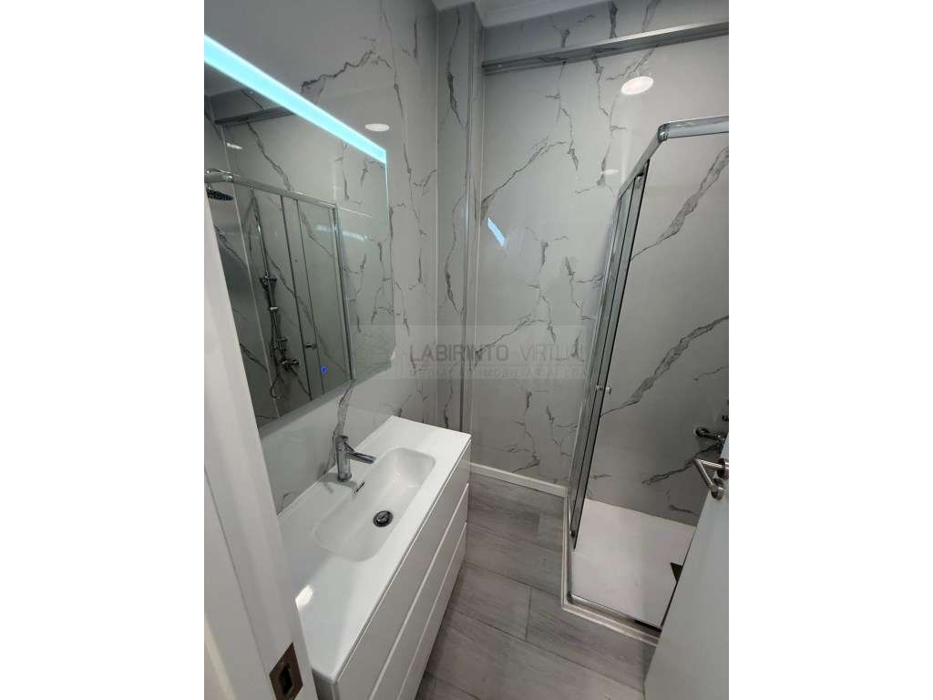 Vede-se T1 remodelado e com marquise, na Venteira - Amadora-8
