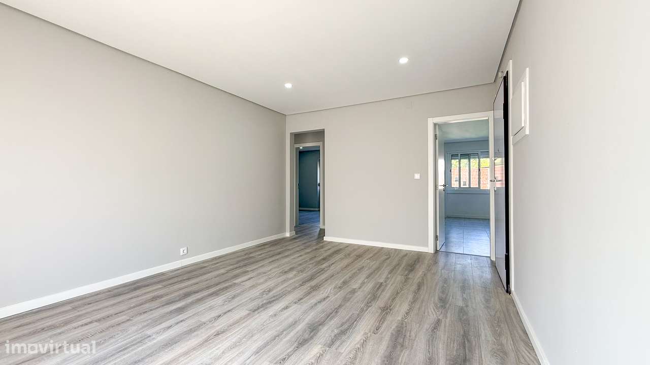 T2 renovado, com ótimas áreas e muita luz natural no centro de Almada.-12