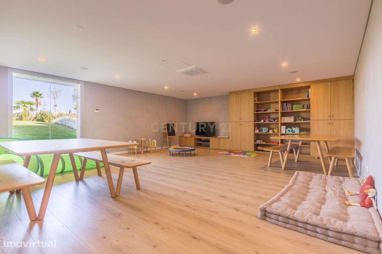 T4 em Condomínio Fechado com Vista Rio - Alcochete-16