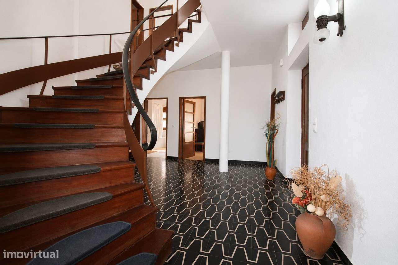 Moradia de Prestígio com T1 Independente, Terraço Panorâmico e Exce...-5