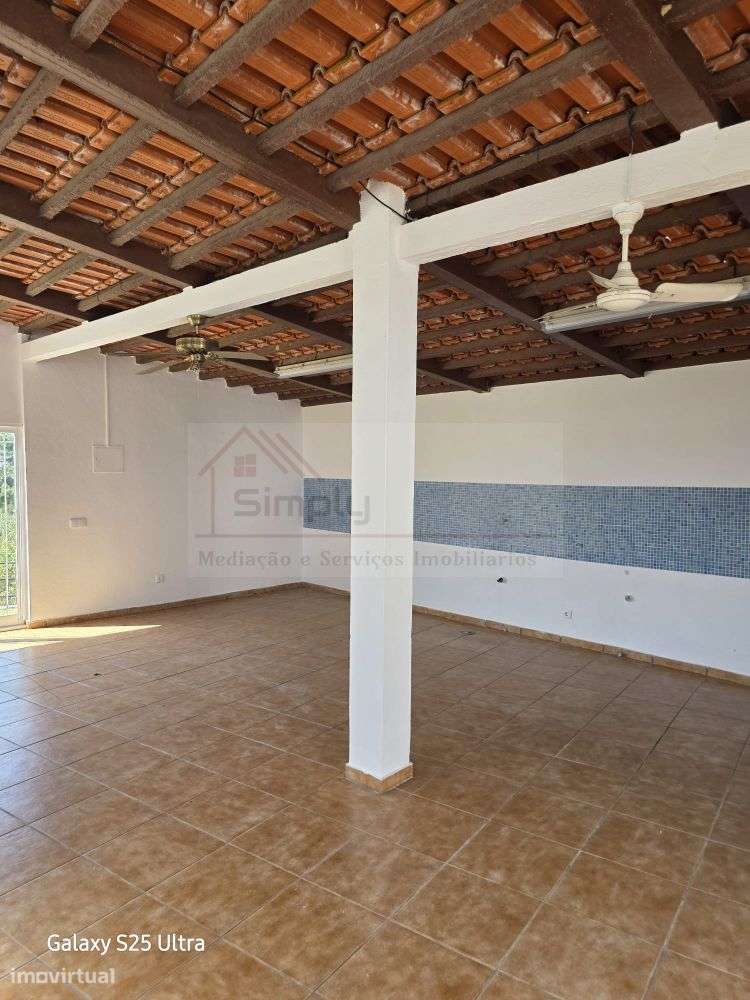 Moradia T4 com piscina e 900 m² de terreno na Quinta da Serralheira,-8