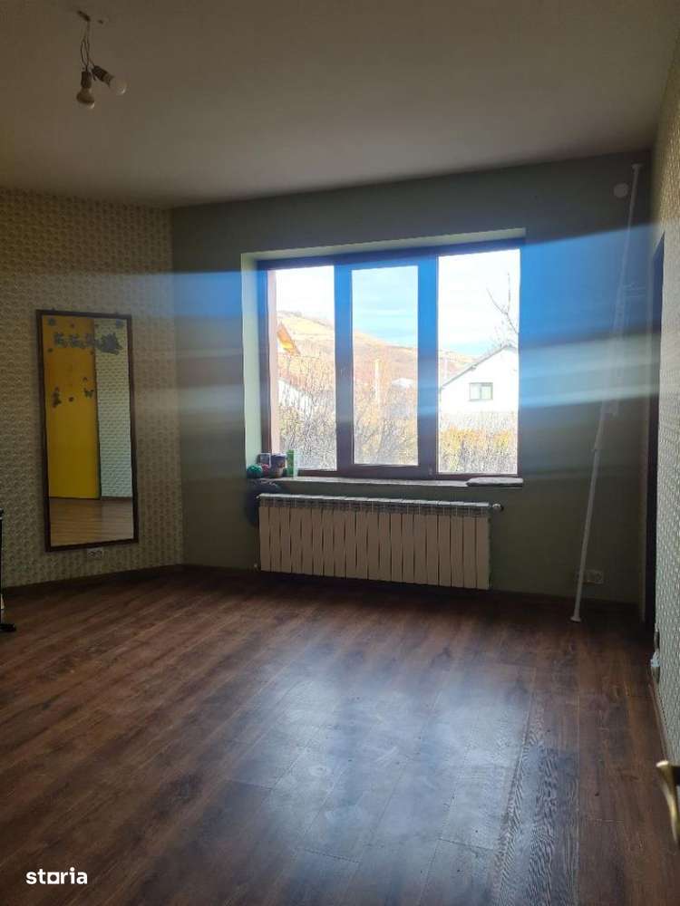 Casă confortabilă cu 7 camere și garaj - Imagine principală: 2/11