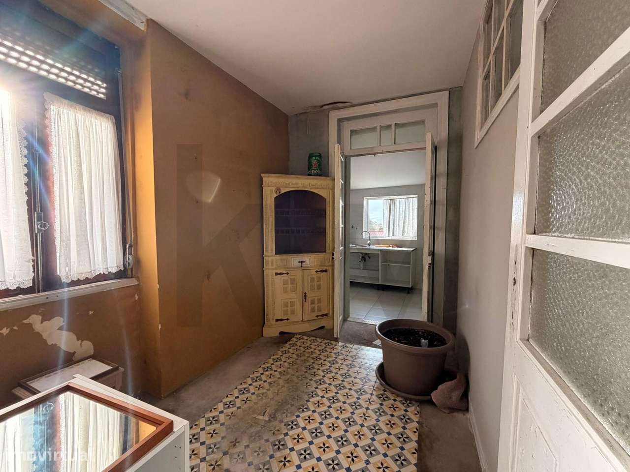 ANDAR MORADIA T2 COM CHARME PARA RENOVAR !-13