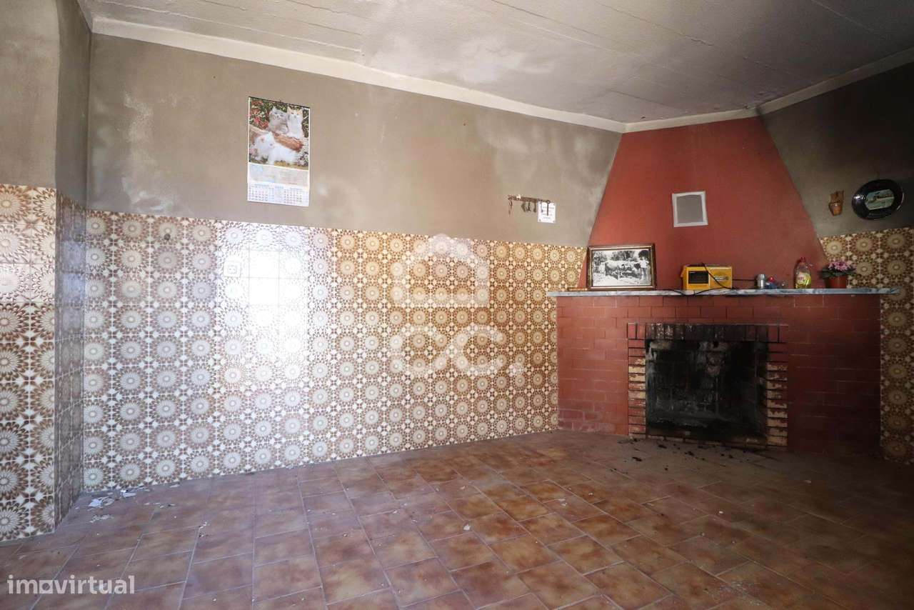 Moradia T3 com terraços, logradouro e garagem para recuperar na Vila d - Grande imagem: 5/23