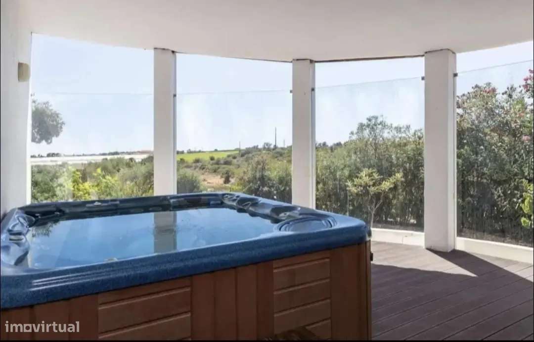 Moderna Moradia T4 com piscina e ginásio no Cerro Azul-16