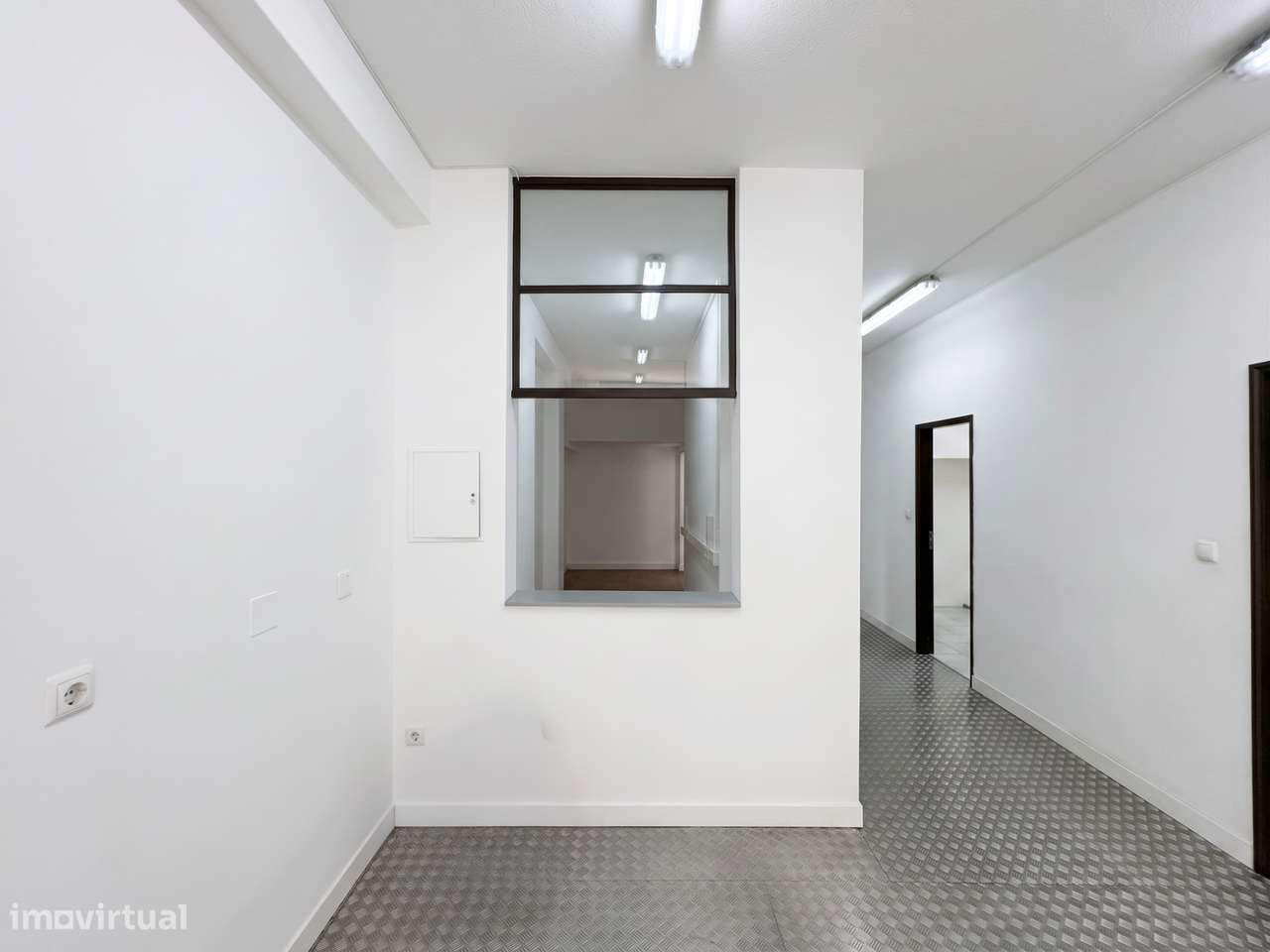 Loja comercial de 162 m2 com montra, no centro do Porto-8