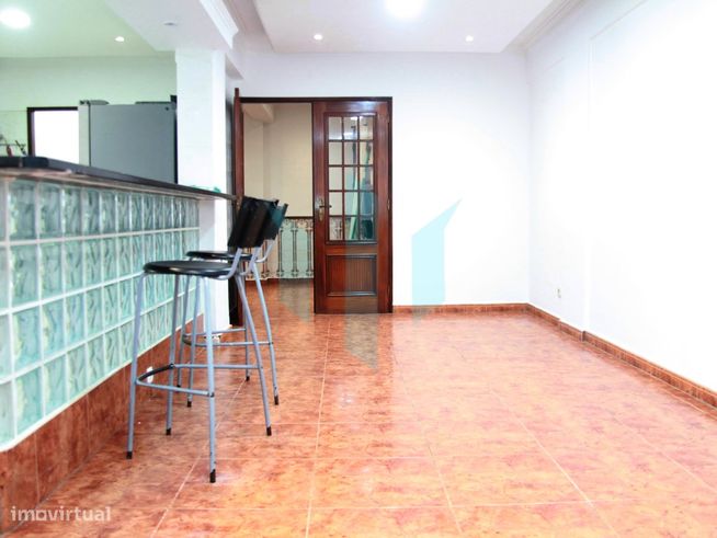 Apartamento T3 com Suite, Lareira e Áreas Amplas em Rio de Mouro-1