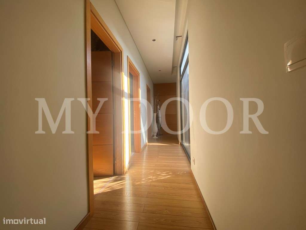 Loures - V4+1 Moradia c/ Piscina Privada - Varanda - Box + 2 parque...-47