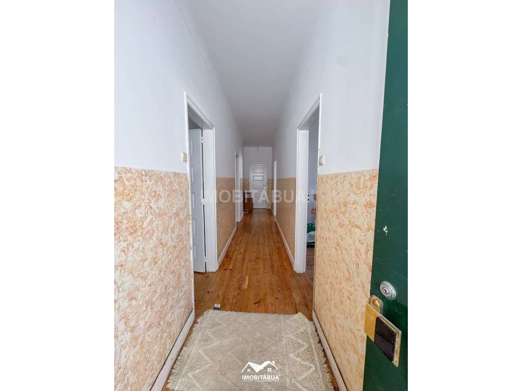 Espaço comercial com habitação T5 no centro da vila-18