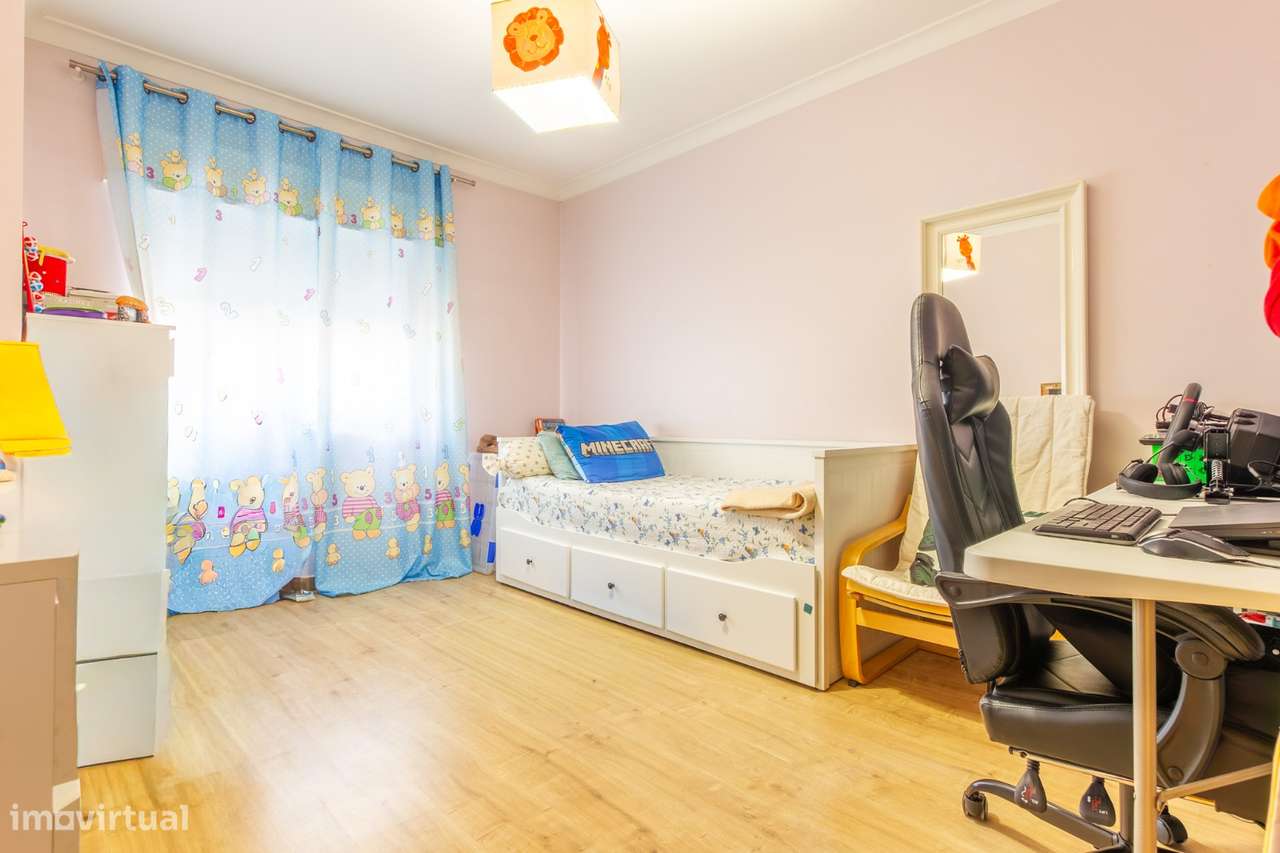 Apartamento T2 na Quinta do Conde com Varanda-9