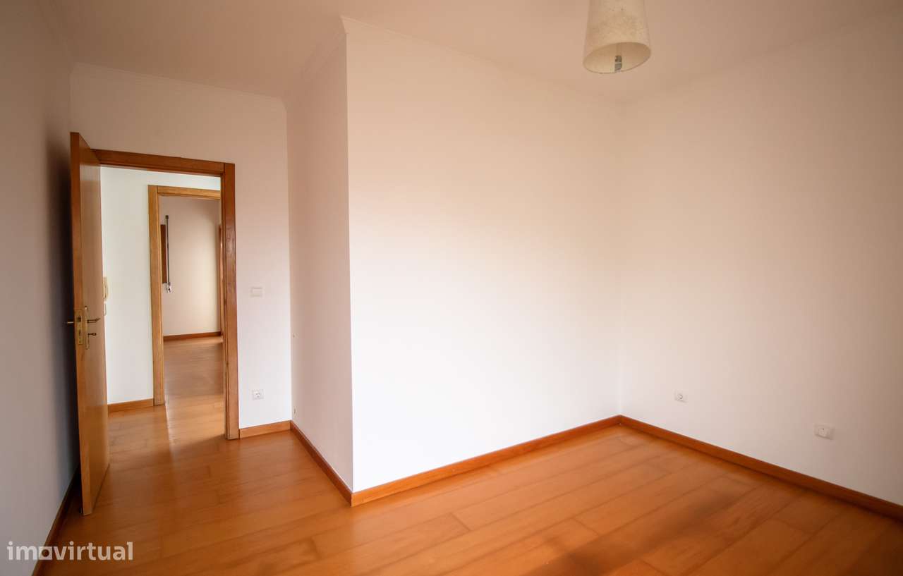 Moradia T4 Usada em Excelente Localização – A Apenas 1 km da Praia-18