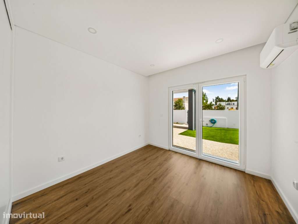 Moradia T3 Isolada com Piscina-20