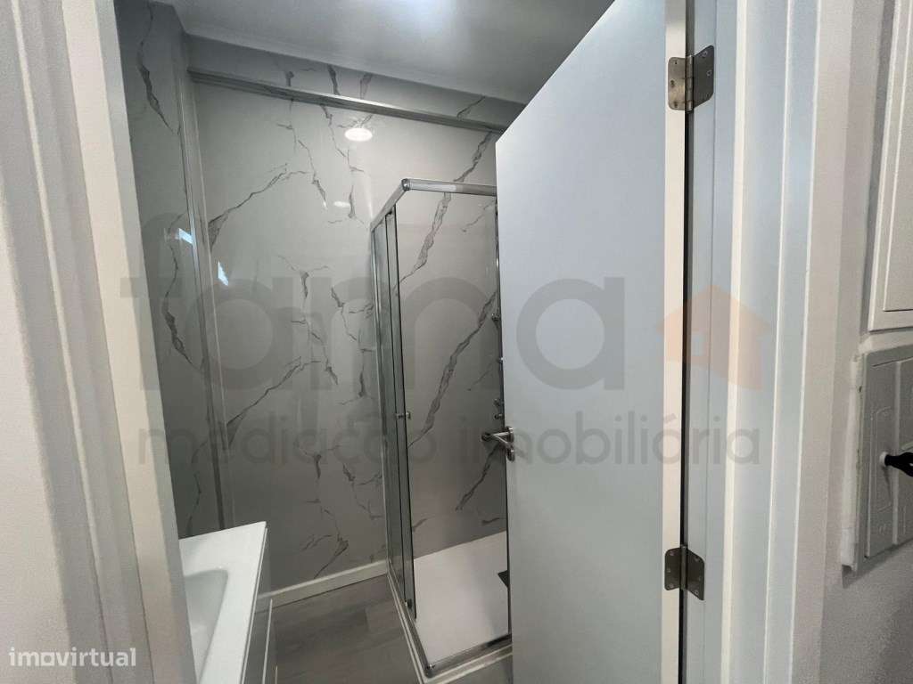 Apartamento T1 Remodelado com Varanda e Elevador-12