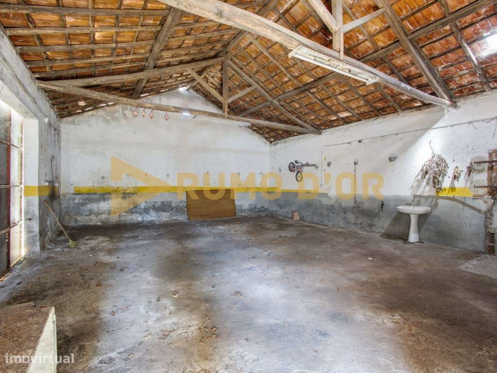 Quinta com 3 moradias e 3 garagens em Abrigada-25