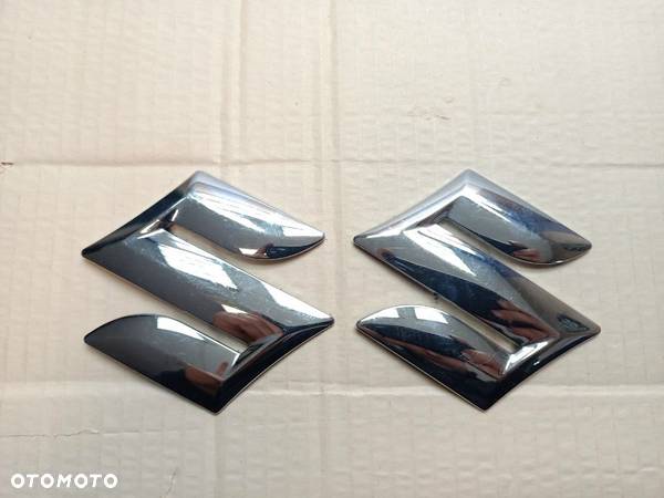 SUZUKI SX4 ZNACZEK LOGO EMBLEMAT KLAPY BAGAŻNIKA 77811-63J0 - 1