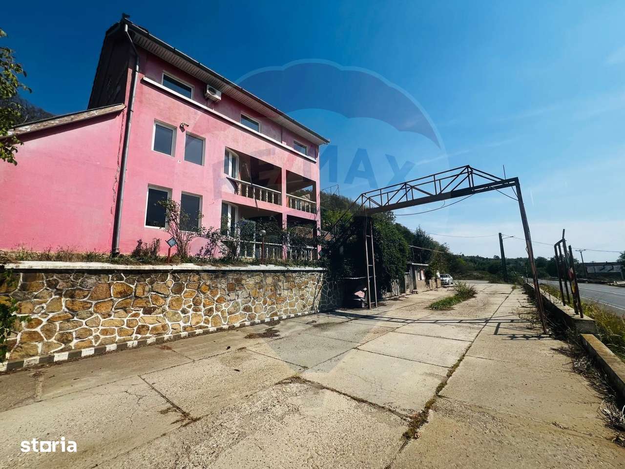 Casă P+E+M cu spălătorie auto și restaurant la DN 7 în LIPOVA - Imagine principală: 2/20