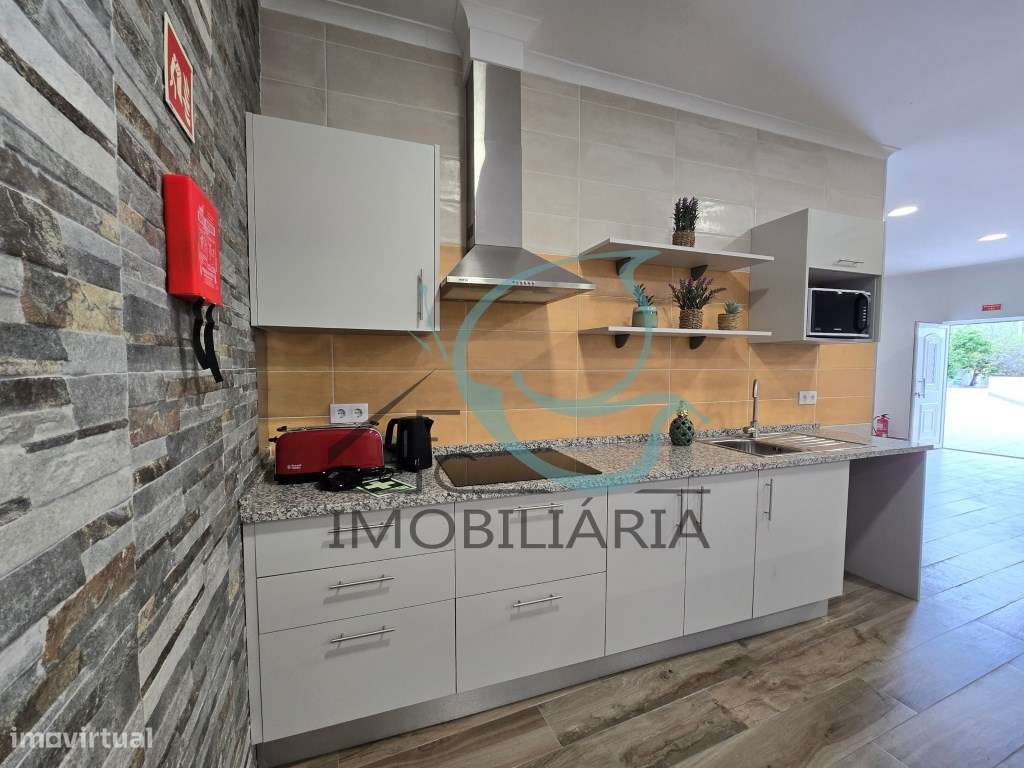 EXCLUSIVO - Excelente moradia de 2 pisos, com licença AL-11