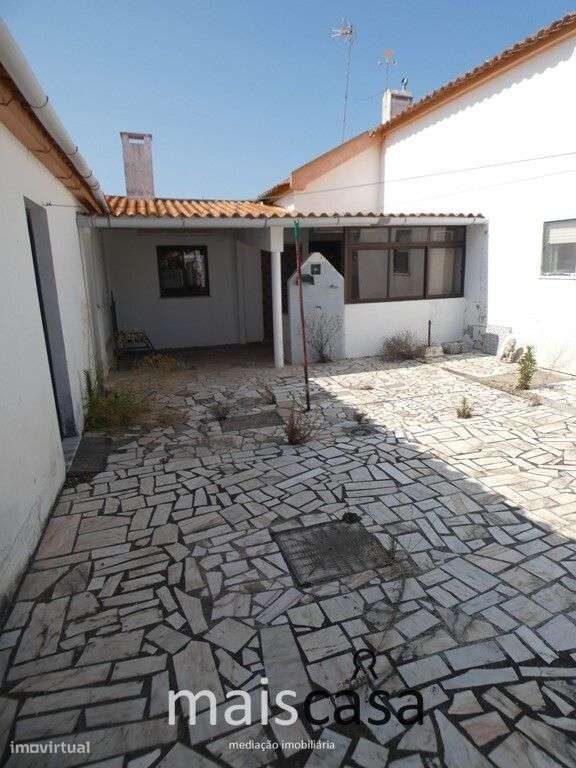 Moradia T2 com Quintal, Anexos e Garagem !-8