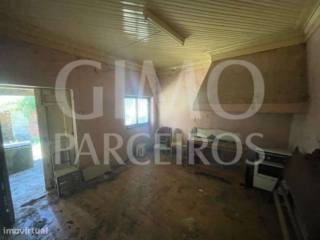 Moradia T4 para Remodelar em Oliveirinha + Terreno a poucos minutos...-9