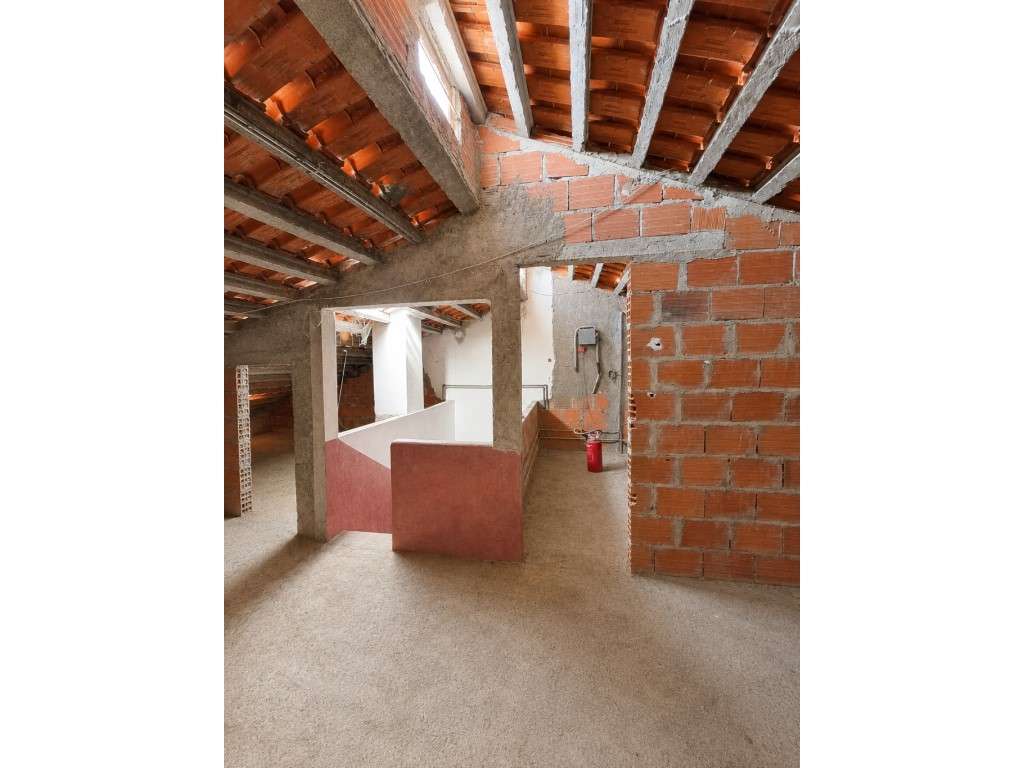 Moradia com 232 m², terreno de 630 m², piso inferior ao nível do ja...-19