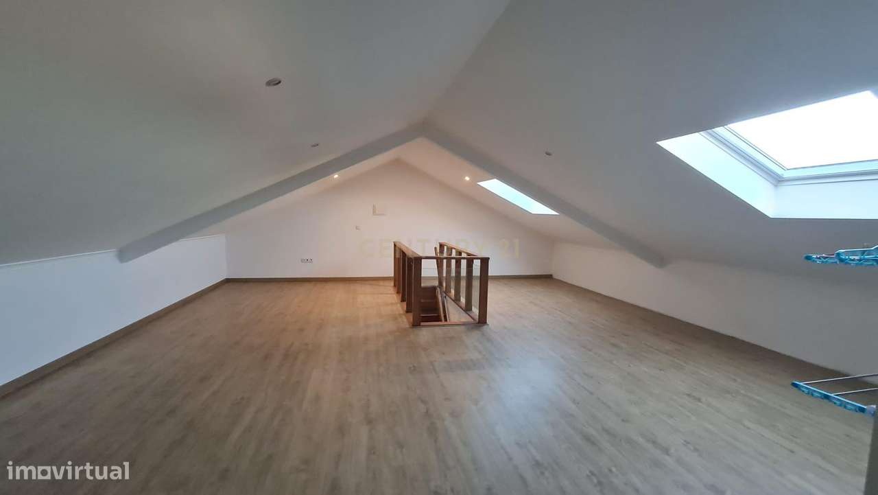 Moradia T2 Totalmente Renovada no Emblemático Bairro Camões – Entronca-7