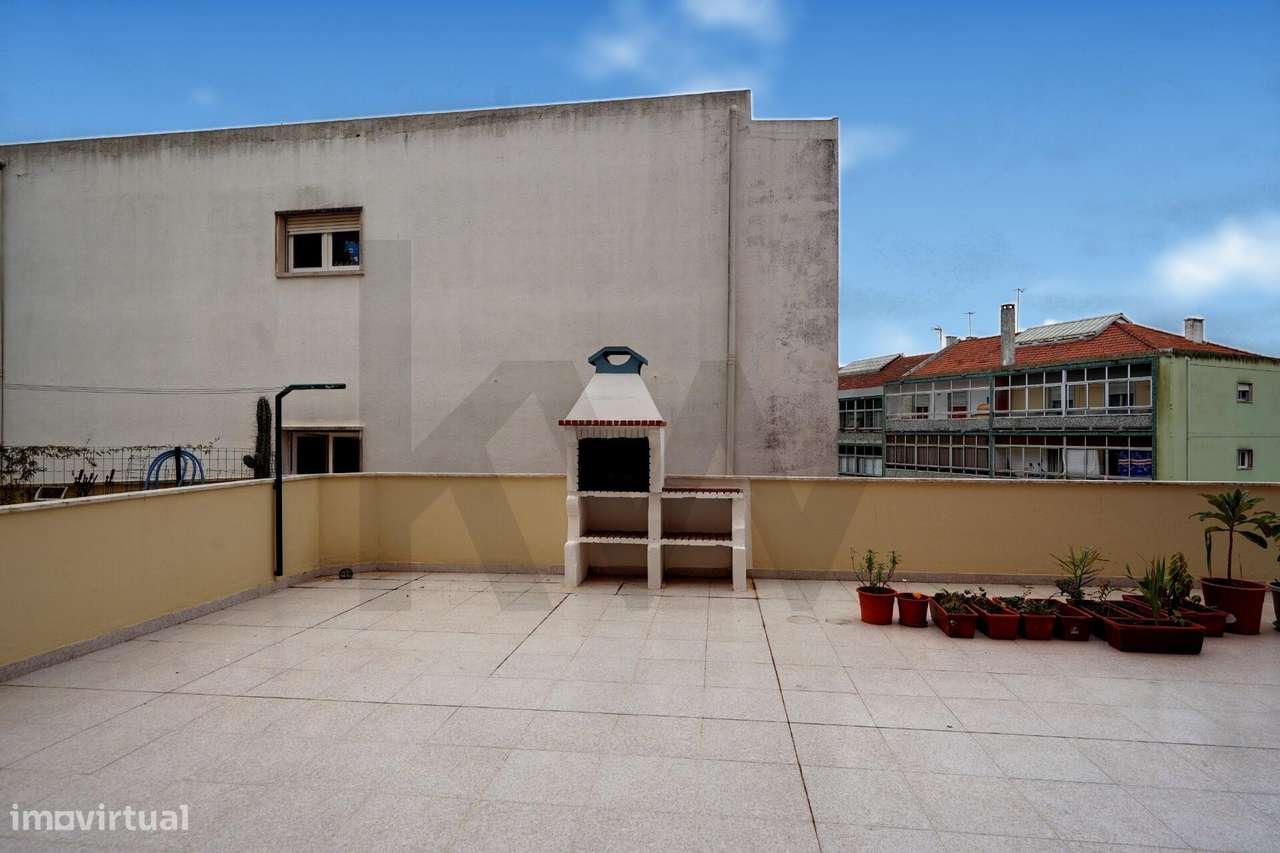 Apartamento T2 com Terraço e Arrecadação em Mem Martins-16